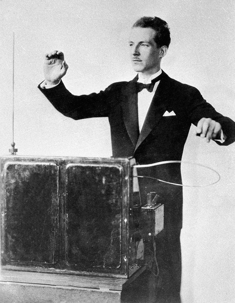 Leon Theremin toca o Thereminovox, um instrumento musical elétrico que ele inventou
